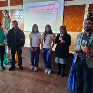 Estudiantes que participarán en el Nacional de Atletismo hacen entrega de medallas a nuestro Colegio